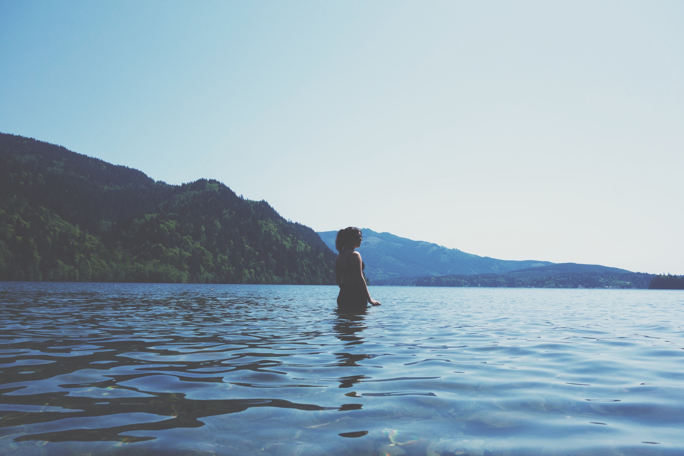 Девушка на озере со спины реальное фото